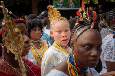 Iya Osun, Aworo Osun ve Akuko Osun, 9 Ağustos 2024 Cuma günü Nijerya 'nın Osun Eyaleti' nde düzenlenen yıllık Osogbo Osogbo Festivali sırasında Agogo 'da yapılan saç stiline saygı gösterdiler.