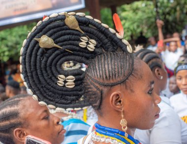 Iya Osun, Aworo Osun ve Akuko Osun, 9 Ağustos 2024 Cuma günü Nijerya 'nın Osun Eyaleti' nde düzenlenen yıllık Osogbo Osogbo Festivali sırasında Agogo 'da yapılan saç stiline saygı gösterdiler.