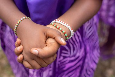 Geleneksel bilek boncukları, 9 Ağustos 2024 Cuma günü Afrika 'nın batısında, Nijerya' nın Osun Eyaleti 'nde düzenlenen geleneksel Osun Osogbo Festivali sırasında Osun tanrıçasına tapanlar tarafından takılıyor.