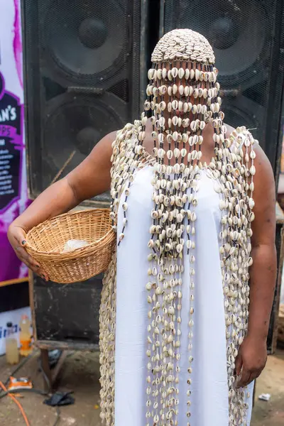 Cowry God, 9 Ağustos 2024 Cuma günü Osun State, Nijerya 'da düzenlenen geleneksel Osun Osogbo Festivali' nde Afrika 'nın batısında