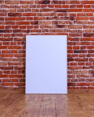 Ahşap tabanlı, kırmızı tuğlalı bir duvarda dikey çerçeve modeli..