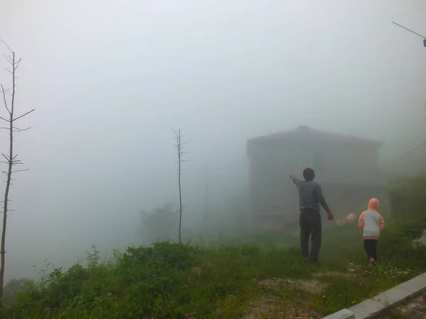 霧の多い天気で家の前にあるDumanli Villageの地元の人 Gumushane トルコ サンタ遺跡 — ストック写真