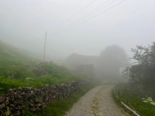 霧の多い天気でDumanli村 Gumushane トルコ サンタ遺跡 — ストック写真