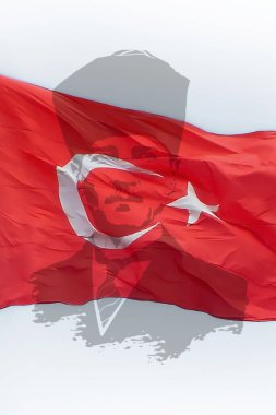 Türkiye 'nin ulusal bayramı için Atatürk silueti sosyal medya hikayesi veya afiş arka plan tasarımı üzerinde Türk bayrağı. 29 Ekim Türkiye Cumhuriyeti Günü 'nün 100. yıldönümü kutlu olsun..