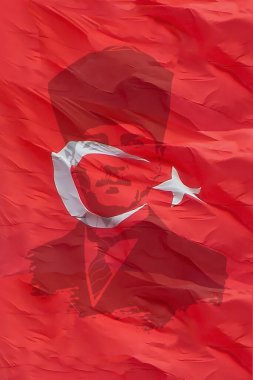 Türkiye 'nin ulusal bayramı için Atatürk silueti sosyal medya hikayesi veya afiş arka plan tasarımı üzerinde Türk bayrağı. 29 Ekim Türkiye Cumhuriyeti Günü 'nün 100. yıldönümü kutlu olsun..