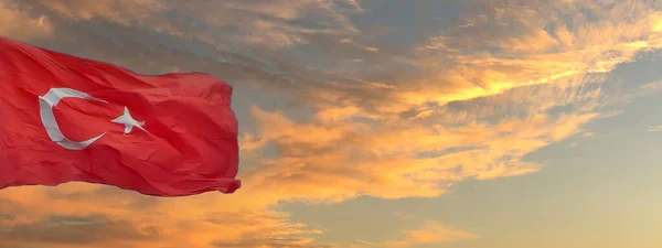 Turecka Flaga Zachmurzonym Tle Zachmurzonego Zachodu Słońca Lub Baner Przestrzenią — Zdjęcie stockowe