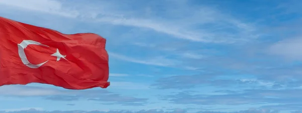 Turkisk Flagga Grumlig Blå Himmel Bakgrund Rubrik Eller Banner Med — Stockfoto