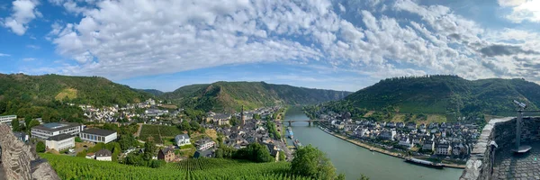 Cochem Castle, Cochem-Zell, Rhineland-Palatinate, Almanya 'dan Panoramik Manzara.