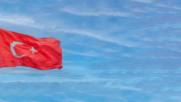 Bandeira Turca Acenando Fundo Céu Azul Nublado Com Espaço Cópia — Fotografia de Stock