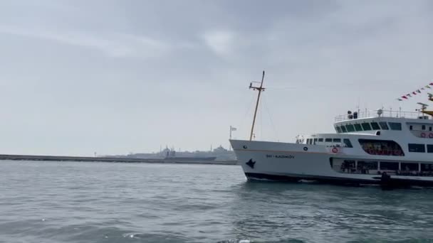 伊斯坦布尔轮渡船从欧洲一侧开往亚洲一侧 船尾为灯塔 土耳其伊斯坦布尔 2022年4月4日 — 图库视频影像