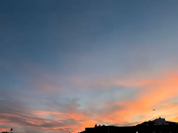 Günbatımı Gökyüzü Arkaplan Kavramı Şehirde Renkli Gökyüzü Akşam Batımı Stanbul — Stok fotoğraf