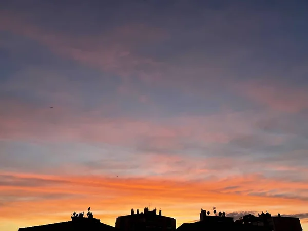 Günbatımı Gökyüzü Arkaplan Kavramı Apartman Binalarının Gölgeleriyle Şehirde Akşam Üstü — Stok fotoğraf