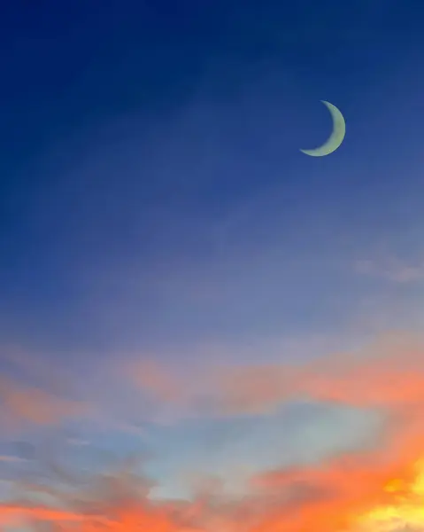 Islamilainen Tausta Puolikuu Illalla Värikäs Hämärä Taivas Ramadan Sininen Dramaattinen — kuvapankkivalokuva