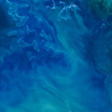 Mavi su dokusu arka plan, planktonlu rüzgarlı turkuaz okyanus manzarası. Kuzey Denizi, İngiltere. Bu görüntünün elementleri NASA tarafından desteklenmektedir