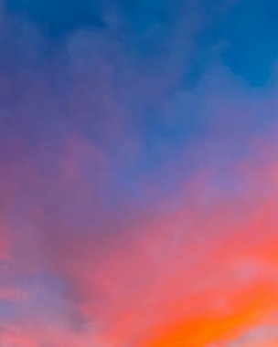 Renkli bulutlu arka plan konseptiyle dramatik günbatımı gökyüzü. Akşam gün batımı. Güzel kırmızı ve turuncu alacakaranlık gökyüzü.
