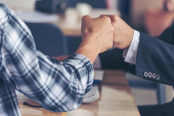Två Män Team Knytnäve Bula Business Partner Affärsman Förtroende Teamwork — Stockfoto