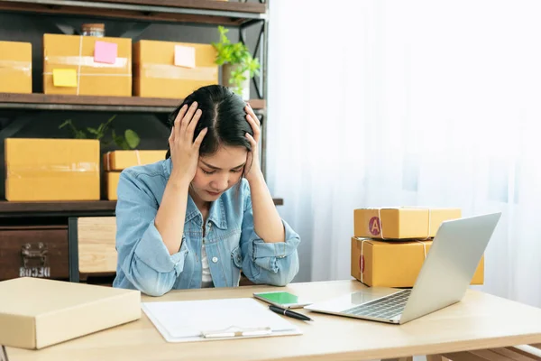Zoufalá Asijská Žena Stres Bolest Hlavy Depresivní Startu Malého Podnikání — Stock fotografie