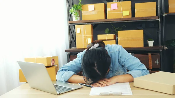 Mulher Asiática Desesperada Estresse Dor Cabeça Deprimido Partir Startup Pequeno — Fotografia de Stock