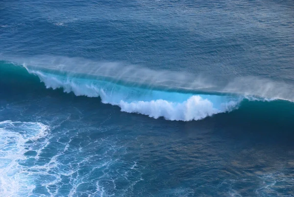 Modré Moře Mořský Oceán Přímořské Pláštěnky Tropické Obrovské Vlny Rozmazaném — Stock fotografie