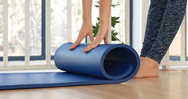 Vrouw Handen Opgerold Yoga Mat Sportschool Vloer Yoga Fitness Trainingsruimte — Stockfoto