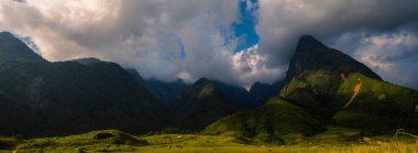 Banner Güzel manzara dağ yeşil çayır çimen güneşli bir günde beyaz bulut mavi gökyüzü. panoramik Majestic yeşil manzara büyük dağ tepesi bulutlu vadi manzarası yeşil kırsal manzara