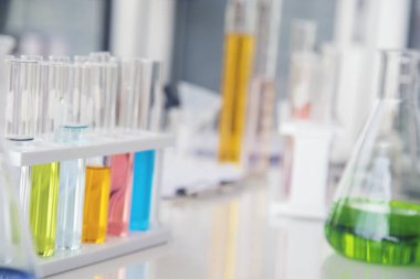 Laboratuvar arka planında bilim kimyası cam tüpleri var. Sıvı tüp biyoloji laboratuvarı kimyasal sıvı bilim adamı deney tüpleri tıbbi cam eşyalar. Kimya Bilimsel İlaç geçmişi