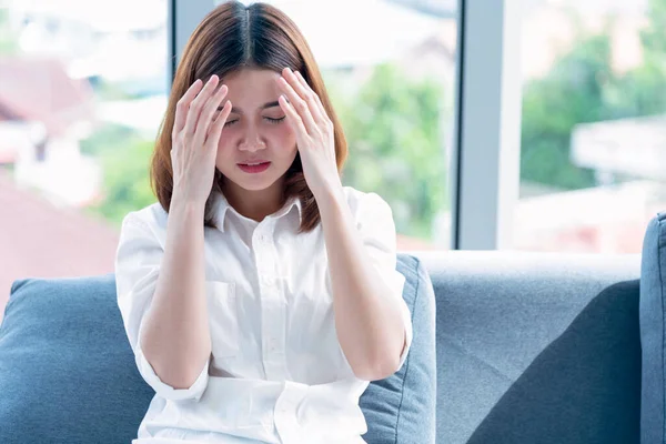 Tensão Estresse Mulheres Asiáticas Dor Cabeça Tem Enxaqueca Tocando Seus — Fotografia de Stock