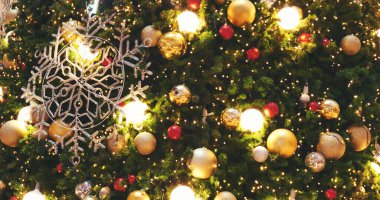 Beyaz kar tanesi rengarenk parlak mücevherler süsleme balosu süslemeli Noel ağacı. Tatil kış xmas mutlu yeni yıl festivali dekorasyonu. Noel ağacında kar tanesi topu. Mutlu Noeller.