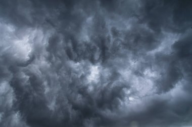 Dramatik kara fırtına yağmuru kara gökyüzünü bulutlandırıyor. Kara fırtına bulutlu yağmurlu atmosfer. Meteoroloji tehlikesi fırtına iklimi felakete çevirir. Kara bulutlu fırtına felaketi kasvetli gri bulut gökyüzü