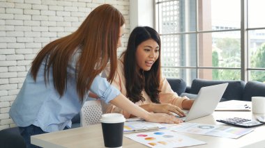 Asya Takım Çalışması Ekibi, konferans odasında birlikte çalışan iş adamlarıyla iletişim kurma konsepti. Çeşitlilik Ortaklığı Toplantısı İş Adamı ve Ekibi için Beyin Fırtınası