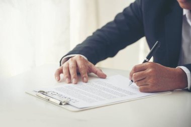 İş adamı, konferans odasında projelere başlamak için kalem imzası kullanıyor. İşletme müdürü toplantı odasında kontrat imzaladı. İş anlaşması kavramı