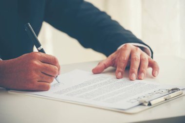 İş adamı, konferans odasında projelere başlamak için kalem imzası kullanıyor. İşletme müdürü toplantı odasında kontrat imzaladı. İş anlaşması kavramı