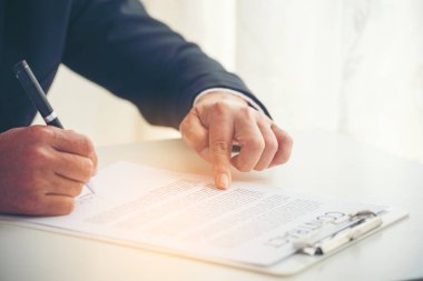 İş adamı, konferans odasında projelere başlamak için kalem imzası kullanıyor. İşletme müdürü toplantı odasında kontrat imzaladı. İş anlaşması kavramı