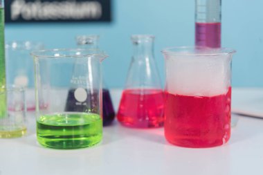 Laboratuvar arka planında bilim kimyası cam tüpleri var. Sıvı tüp biyoloji laboratuvarı kimyasal sıvı bilim adamı deney tüpleri tıbbi cam eşyalar. Kimya Bilimsel İlaç geçmişi