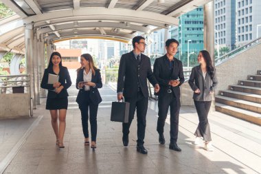 Kalabalık iş adamları modern şehir yaşamında işe, çalışma ofisine gidiyorlar. Kalabalık bir işçi grubu iş kadını ile meşgul bir hayat sürüyor. Şehir hayatı yaşayan bir adam. İş İnsanları Konsepti.