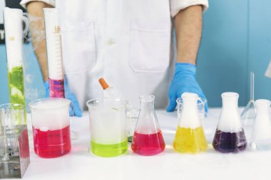 Laboratuvar arka planında bilim kimyası cam tüpleri var. Sıvı tüp biyoloji laboratuvarı kimyasal sıvı bilim adamı deney tüpleri tıbbi cam eşyalar. Kimya Bilimsel İlaç geçmişi