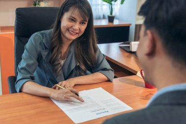 İnsan Kaynakları İK memurunun iş görüşmesi. Yeni çalışanın gülümseyen yüzüyle ofiste tokalaşması. İnsan Kaynakları Müdürü 'nün sorgulama özgeçmişi, yüz yüze. İş Görüşmesi Konsepti