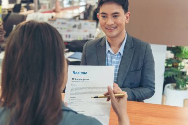 İnsan Kaynakları İK memurunun iş görüşmesi. Yeni çalışanın gülümseyen yüzüyle ofiste tokalaşması. İnsan Kaynakları Müdürü 'nün sorgulama özgeçmişi, yüz yüze. İş Görüşmesi Konsepti