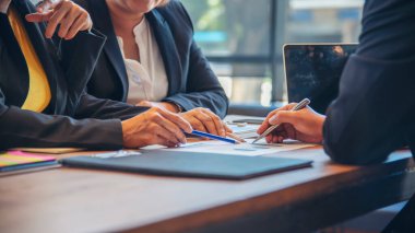 İş stratejisi ekip raporu şeması, grafik, bilgi verileri finansal rapor planını analiz eder. Eller takım ortağı pazarlama planlama finans istatistik satış raporunu Extra hesap tablosu ile birlikte