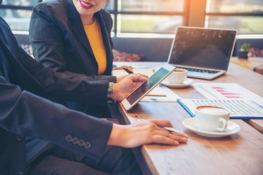 İş stratejisi ekip raporu şeması, grafik, bilgi verileri finansal rapor planını analiz eder. Eller takım ortağı pazarlama planlama finans istatistik satış raporunu Extra hesap tablosu ile birlikte