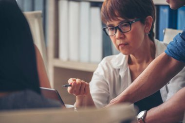 Asya Takım Çalışması Ekibi, konferans odasında birlikte çalışan iş adamlarıyla iletişim kurma konsepti. Çeşitlilik Ortaklığı Toplantısı İş Adamı ve Ekibi için Beyin Fırtınası