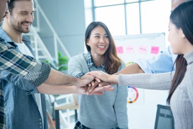 Bir grup çeşitlilik, insanların el ele tutuşmasını sağlıyor. Ebeleme takımının gücü. Birlikte çalışan çok ırklı grup çalışmasıydı. İş adamları el ele tutuşuyor. İş toplantısı