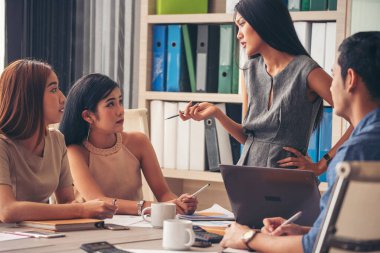 Çeşitli şirket işbirliği toplantıları beyin fırtınası yapan iş yerleri. Asya Şirketi Toplantısı takım çalışmasıyla beyin fırtınası yapıyor. Çeşitlilik İş Adamları Şirket işyerinde Birlikte Çalışıyor.