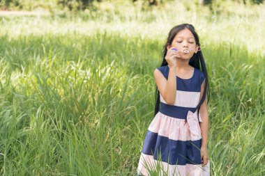 Yaz açık havada yeşil oyun sevimli mutlu sevimli kız eğlenceli köpük kabarcıklar. Mutlu kez parkta Komik Neşeli kız.