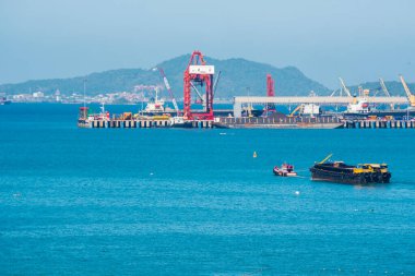 Lojistik ihracat terminalindeki vinç nakliye deposunda. Depo yük konteynır deposu rıhtım limanı yükleniyor. Lojistik deniz manzarası nakliye portalı kavramı