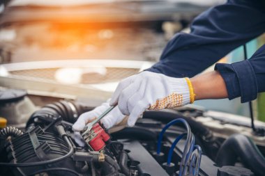 Otomobil makinelerinin mekanik servisini tamir eden elleri kapatın. Tamirci araba tamirhanesini tamir ederken ellerini kaldırdı. Araç kaputu otomobili kontrol ediyor. Araç bakım mühendisi.