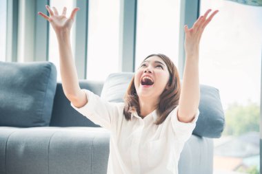 Elinde dolar olan mutlu Asyalı kadın mutluluğu kutluyor zenginliği kutluyor piyango parası yağmur damlası. Kazanan iş kadını para akışı yapar gülen surat