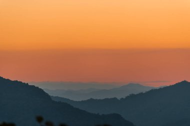 Gün batımı sıradağları güzel manzara sisi, alacakaranlık altın saat dramatik gökyüzü. Güzel manzara yüksek dağ sırtı sisi panorama manzarası şafak vakti dramatik gökyüzü. Gündoğumu manzarası dağ zirvesi.