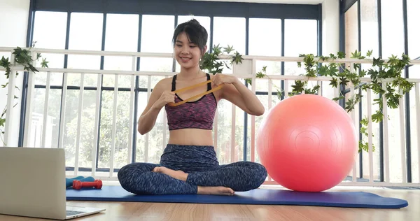 美丽的亚洲女人用哑铃运动来锻炼身体 女子举重训练微笑使用练习普拉提球哑铃 美女笑着在瑜伽垫上穿运动服回家健身 — 图库照片