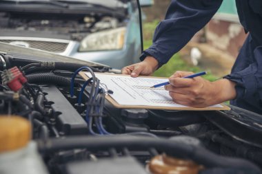Otomobil makinelerinin mekanik servisini tamir eden elleri kapatın. Tamirci araba tamirhanesini tamir ederken ellerini kaldırdı. Araç kaputu otomobili kontrol ediyor. Araç bakım mühendisi.